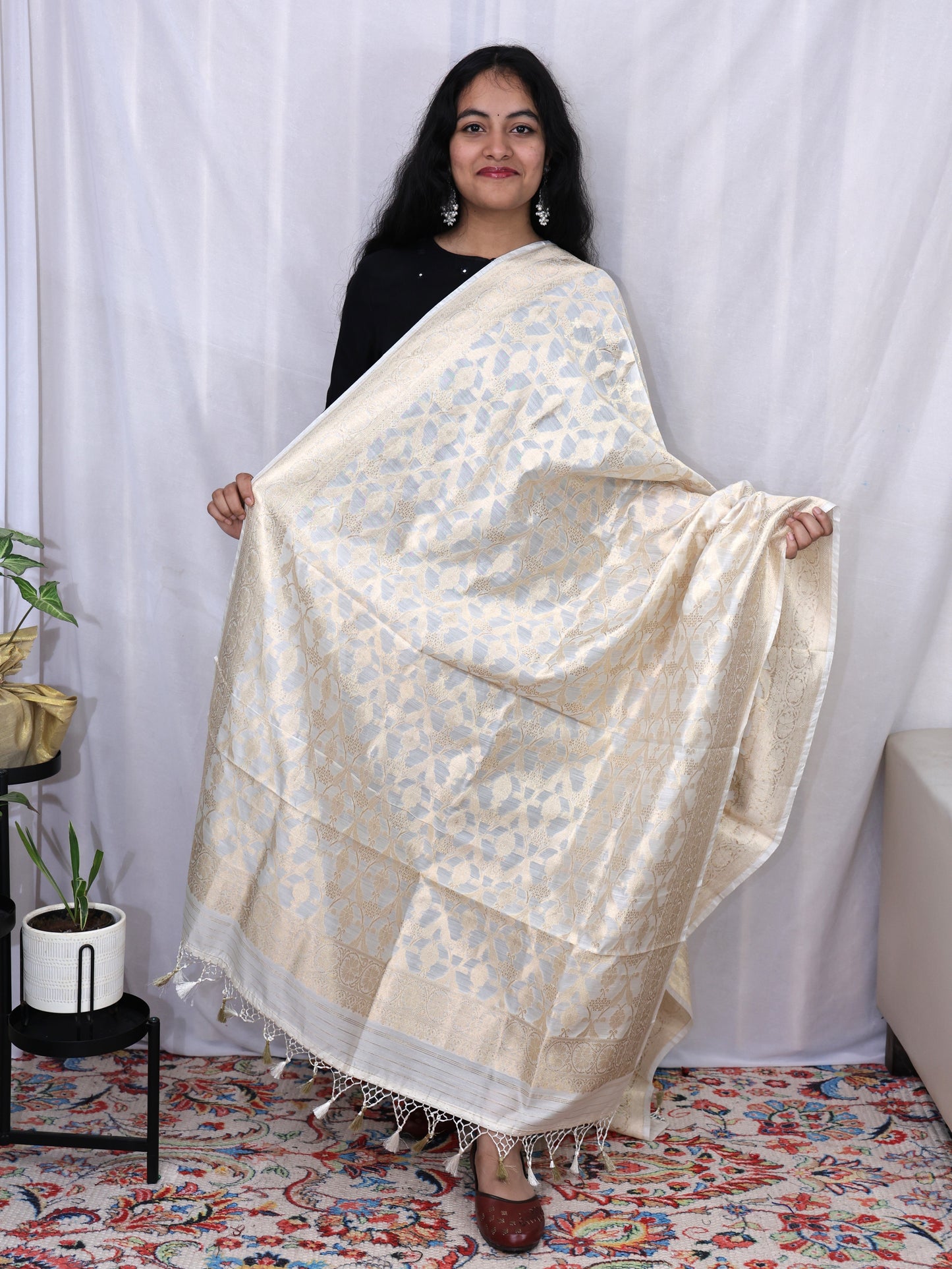 Off White Chiniya Silk Kaduwa Ara Jaal Banarasi Dupatta