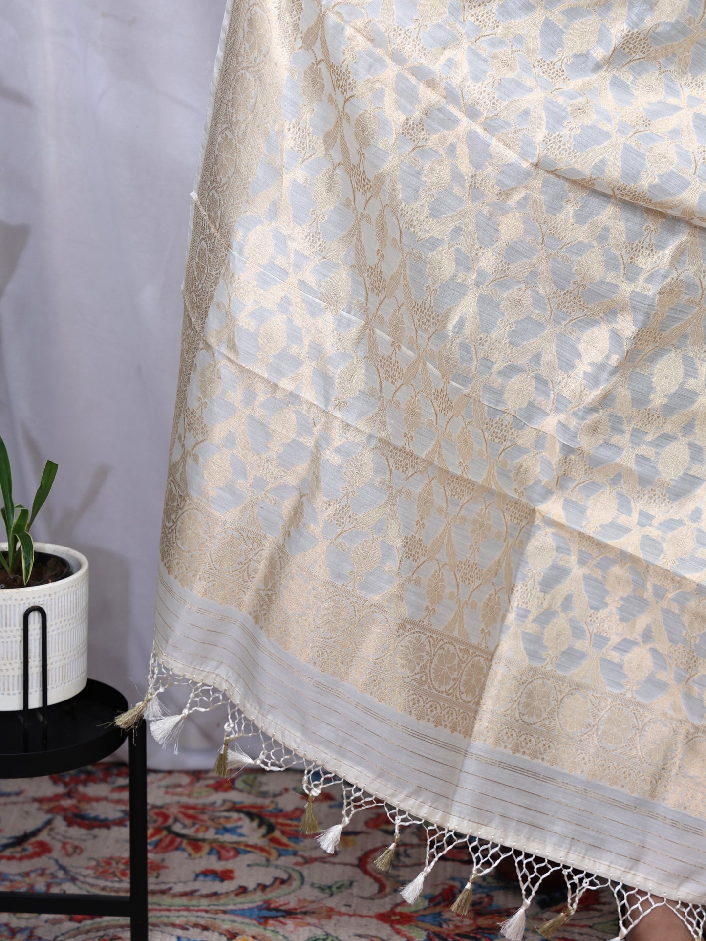 Off White Chiniya Silk Kaduwa Ara Jaal Banarasi Dupatta